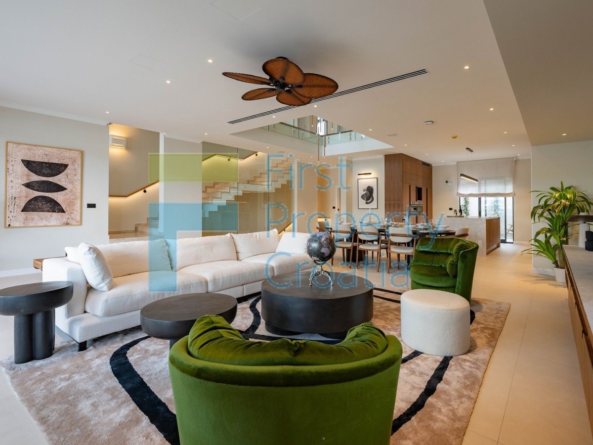 TG1652 - Vile prvi red do mora i iznad plaže, Trogir, na prodaju