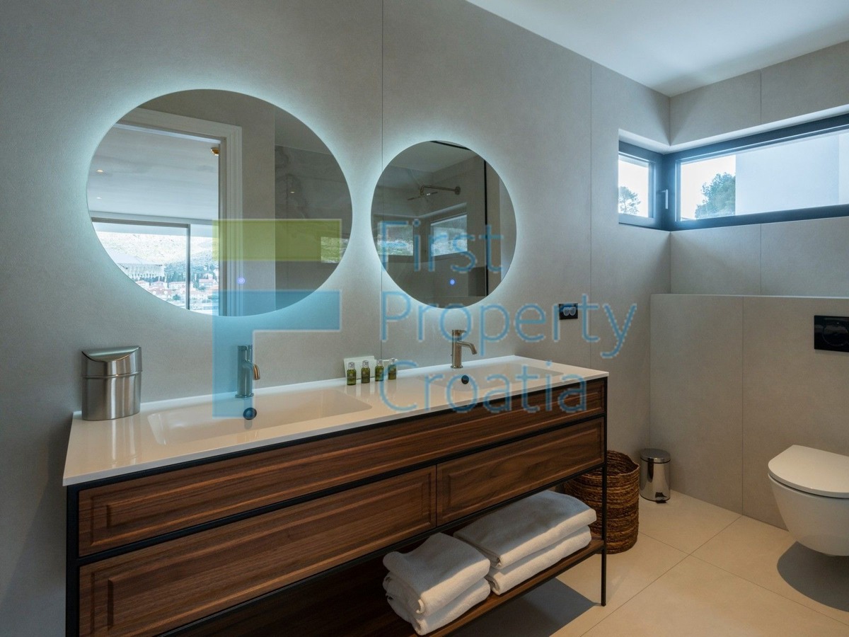 TG1652 - Vile prvi red do mora i iznad plaže, Trogir, na prodaju