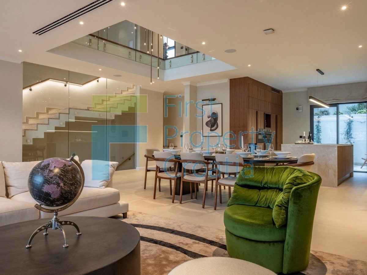 TG1652 - Vile prvi red do mora i iznad plaže, Trogir, na prodaju