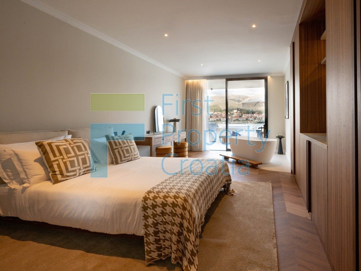 TG1652 - Vile prvi red do mora i iznad plaže, Trogir, na prodaju