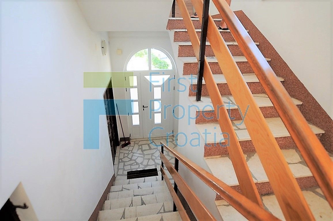 RG1259 - Kuća samo 60 metara od mora, u blizini Rogoznice, na prodaju