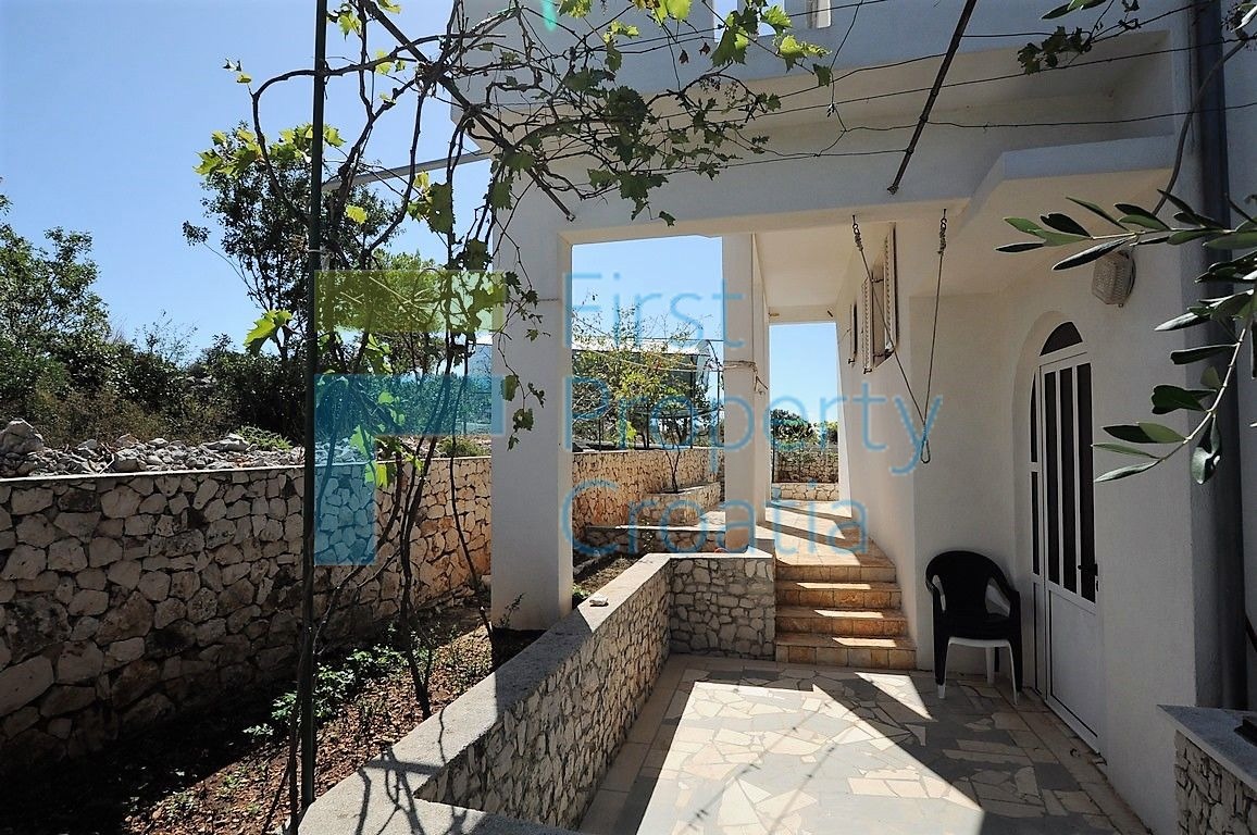 RG1259 - Kuća samo 60 metara od mora, u blizini Rogoznice, na prodaju