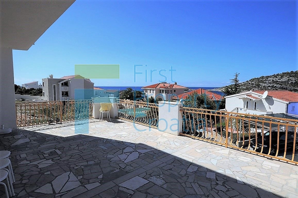 RG1259 - Kuća samo 60 metara od mora, u blizini Rogoznice, na prodaju