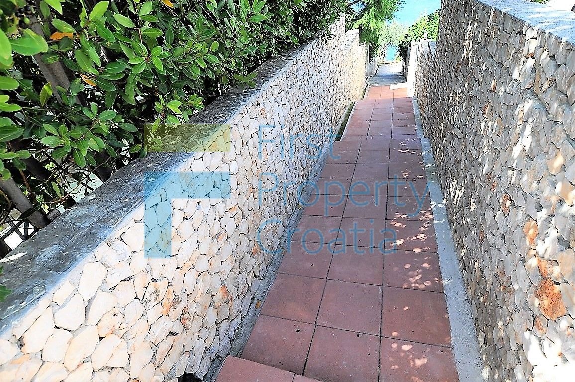 RG1259 - Kuća samo 60 metara od mora, u blizini Rogoznice, na prodaju