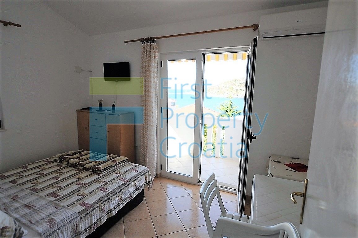 RG1259 - Kuća samo 60 metara od mora, u blizini Rogoznice, na prodaju