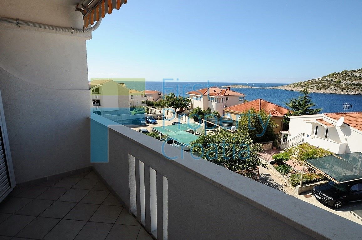 RG1259 - Kuća samo 60 metara od mora, u blizini Rogoznice, na prodaju