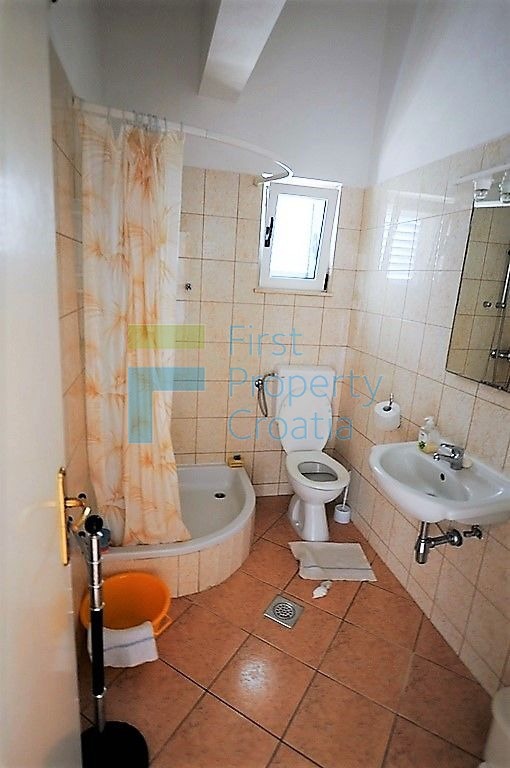 RG1259 - Kuća samo 60 metara od mora, u blizini Rogoznice, na prodaju