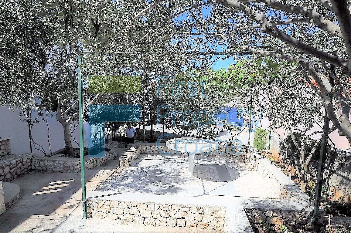 RG1259 - Kuća samo 60 metara od mora, u blizini Rogoznice, na prodaju