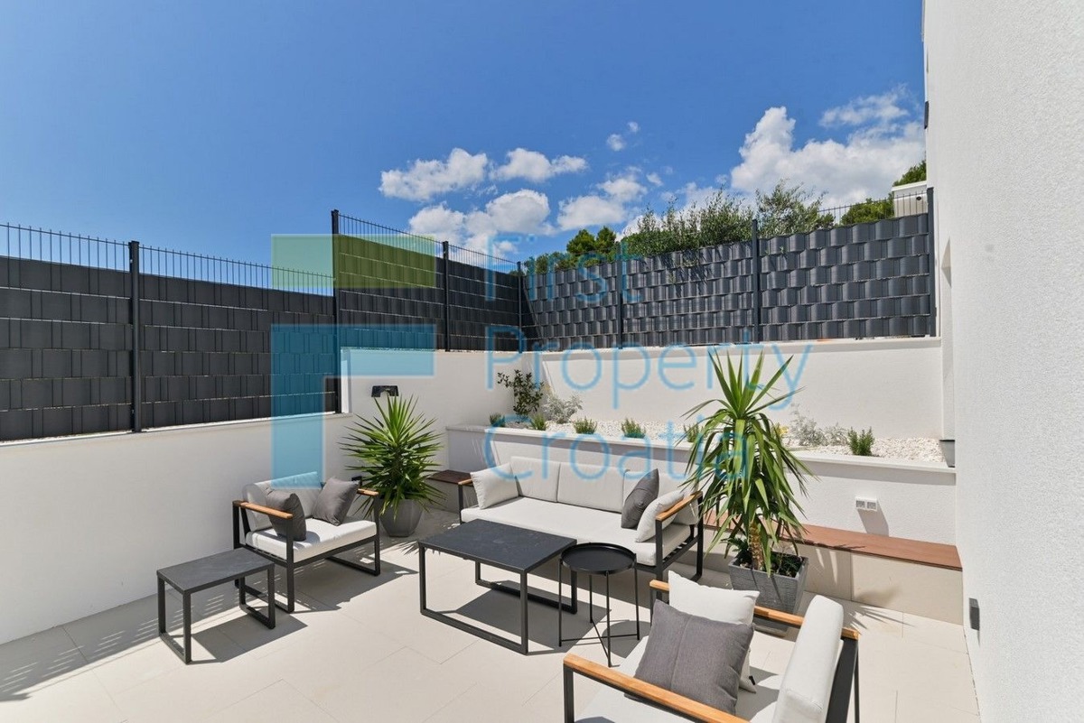 TG1671 - Urbana vila na mirnoj lokaciji blizu mora, Čiovo, na prodaju