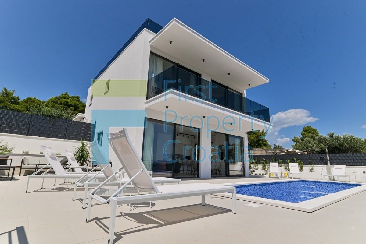 TG1671 - Urbana vila na mirnoj lokaciji blizu mora, Čiovo, na prodaju