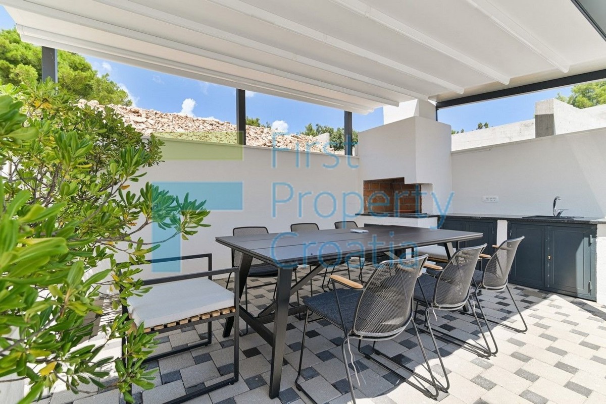 TG1671 - Urbana vila na mirnoj lokaciji blizu mora, Čiovo, na prodaju