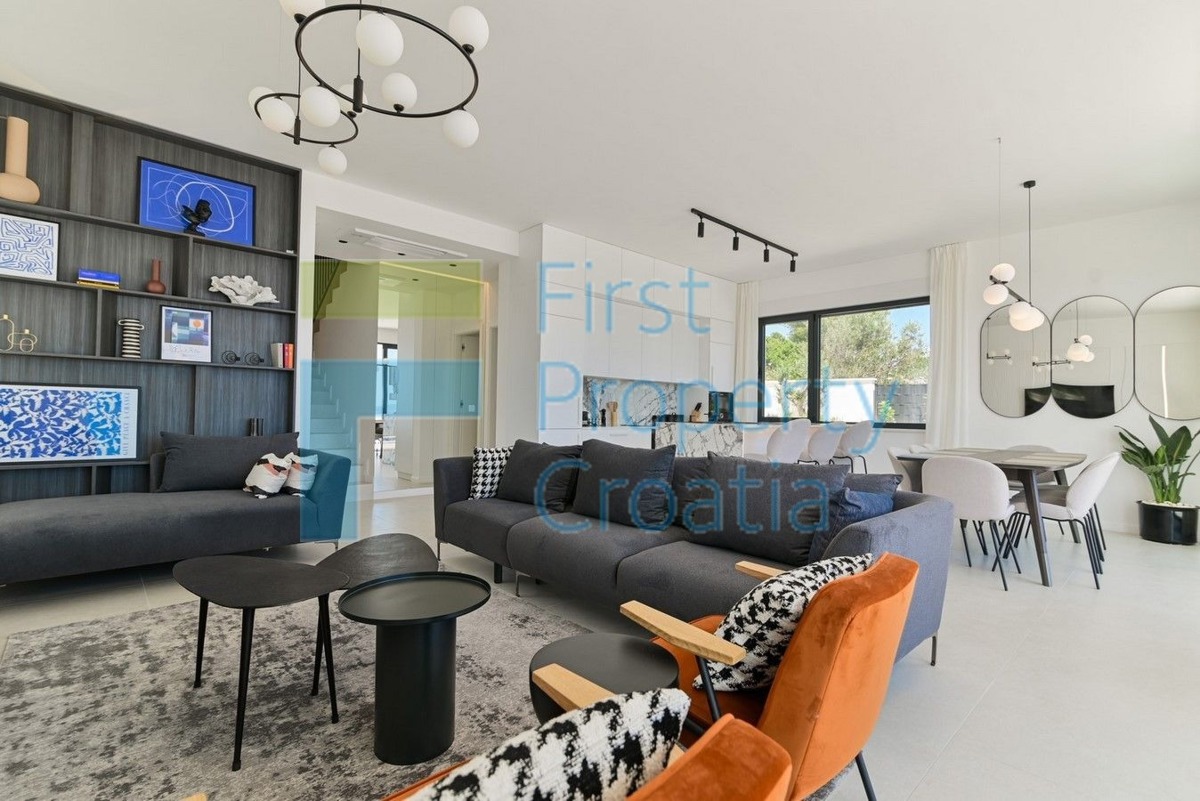 TG1671 - Urbana vila na mirnoj lokaciji blizu mora, Čiovo, na prodaju