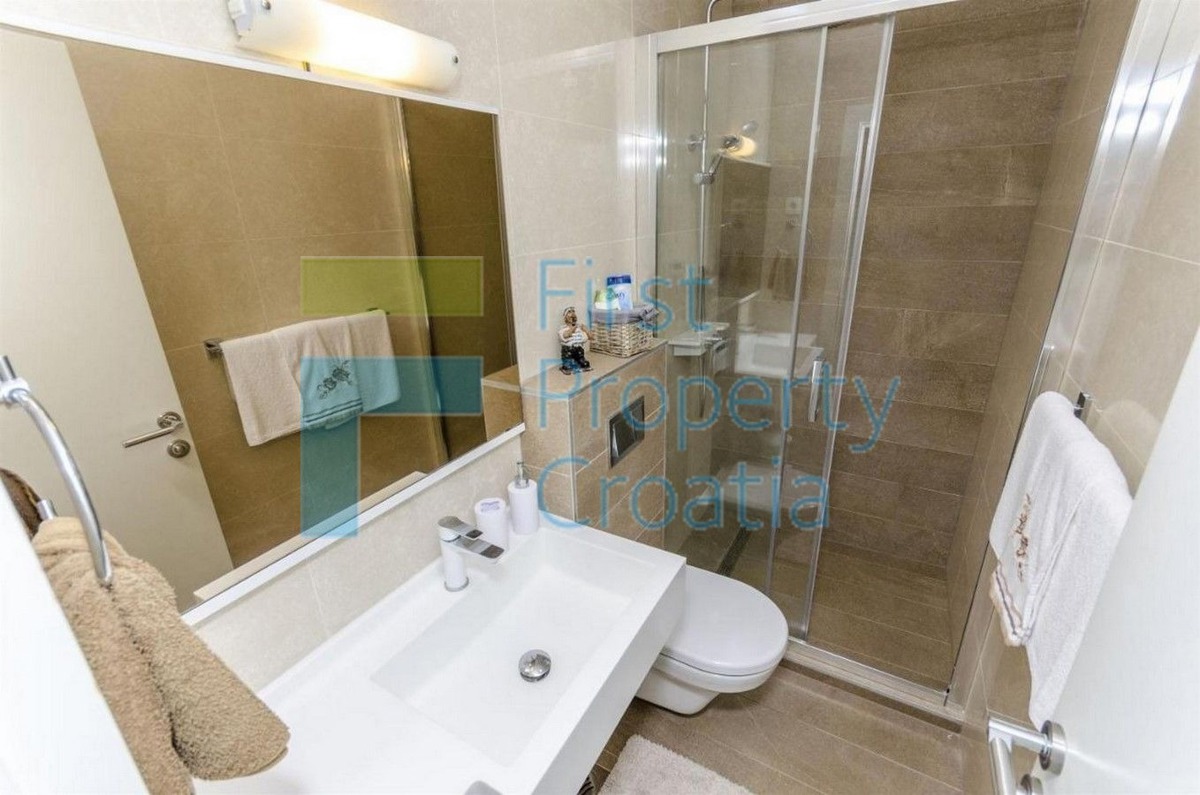 TG1589 - Vila u neposrednoj blizini mora, okolica Trogira, na prodaju