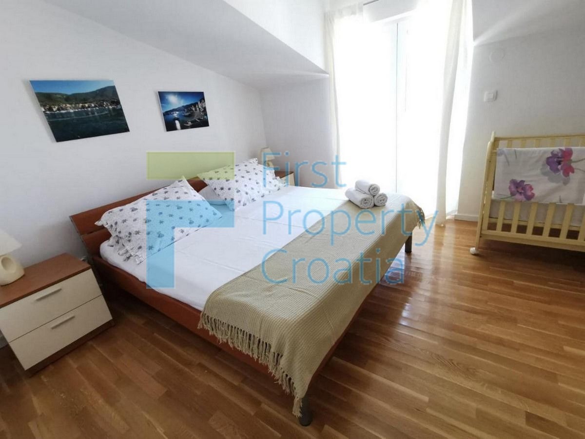 TG1589 - Vila u neposrednoj blizini mora, okolica Trogira, na prodaju