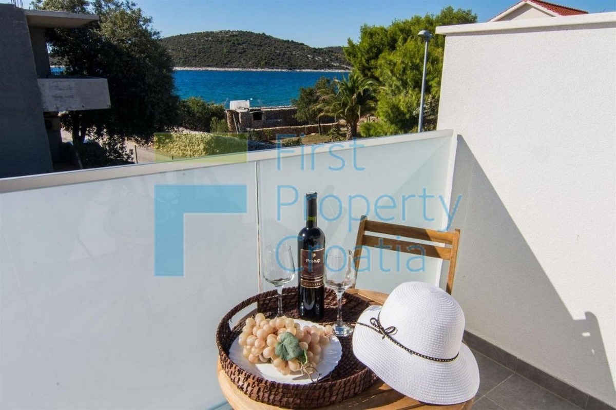 TG1589 - Vila u neposrednoj blizini mora, okolica Trogira, na prodaju