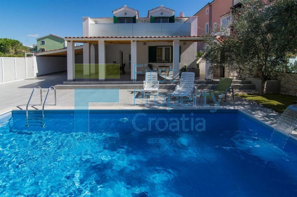 TG1589 - Vila u neposrednoj blizini mora, okolica Trogira, na prodaju