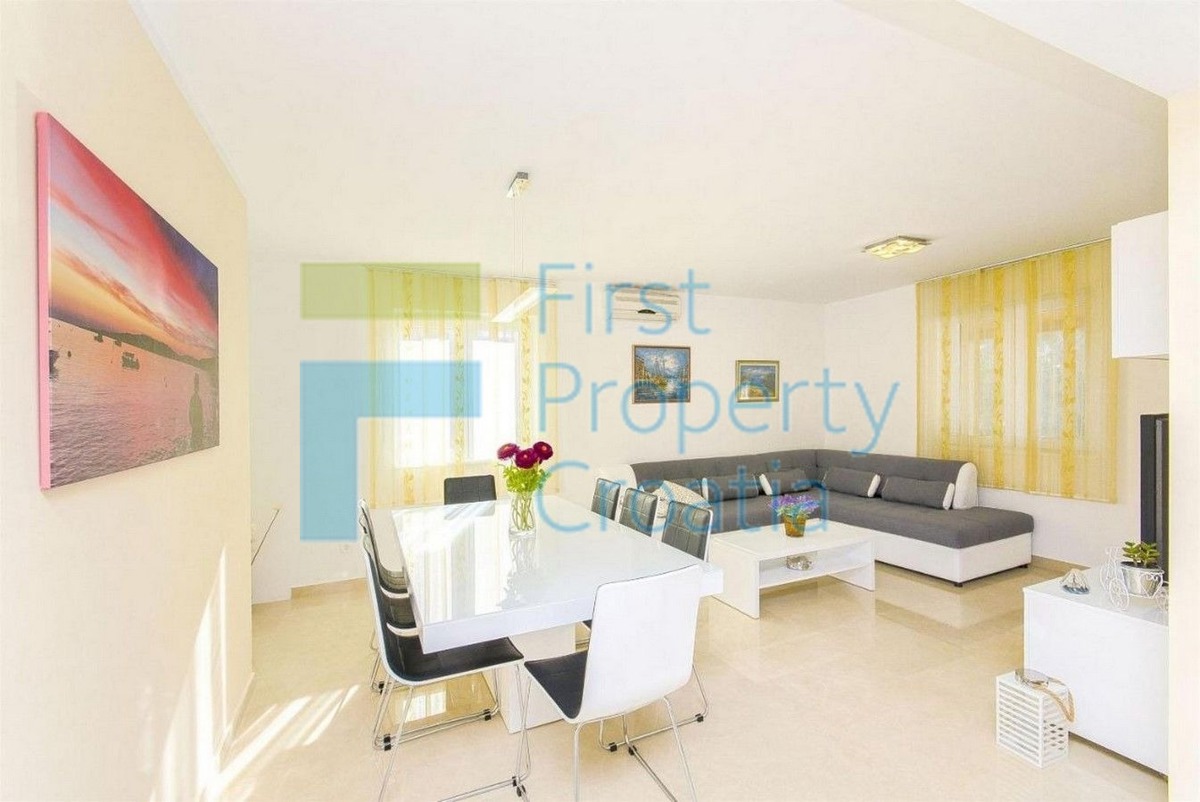 TG1589 - Vila u neposrednoj blizini mora, okolica Trogira, na prodaju