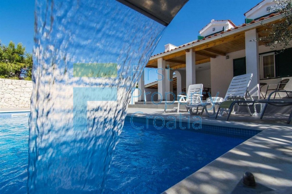 TG1589 - Vila u neposrednoj blizini mora, okolica Trogira, na prodaju