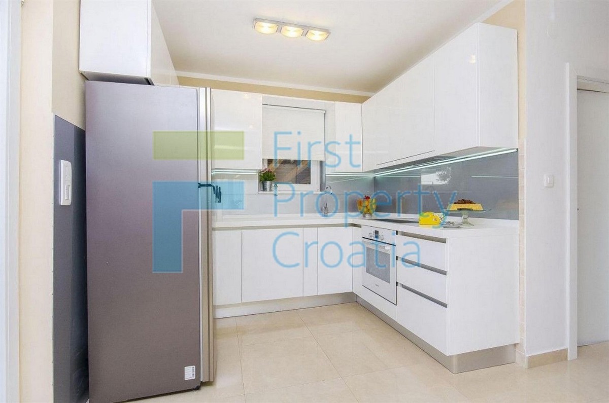 TG1589 - Vila u neposrednoj blizini mora, okolica Trogira, na prodaju