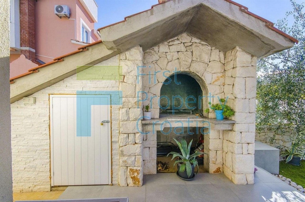 TG1589 - Vila u neposrednoj blizini mora, okolica Trogira, na prodaju