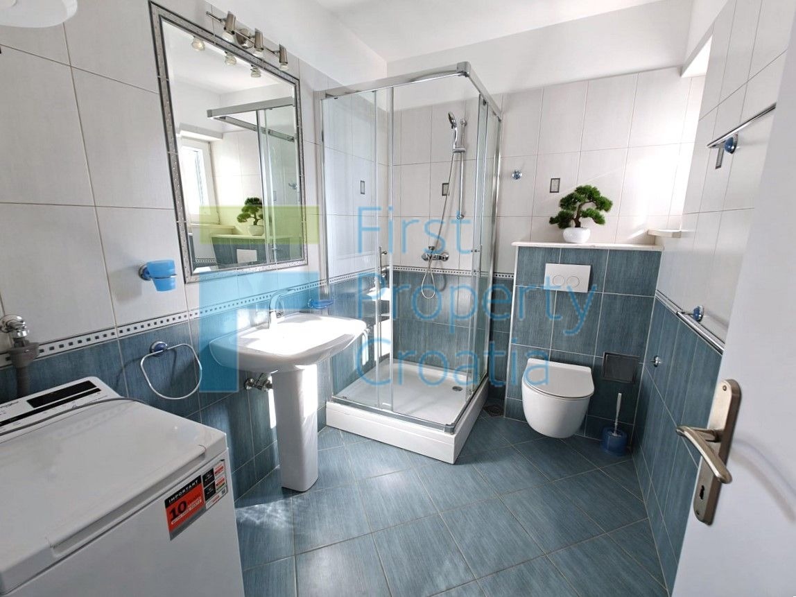 RG1724 - Kuća u prvom redu do mora, iznad plaže, Rogoznica, na prodaju