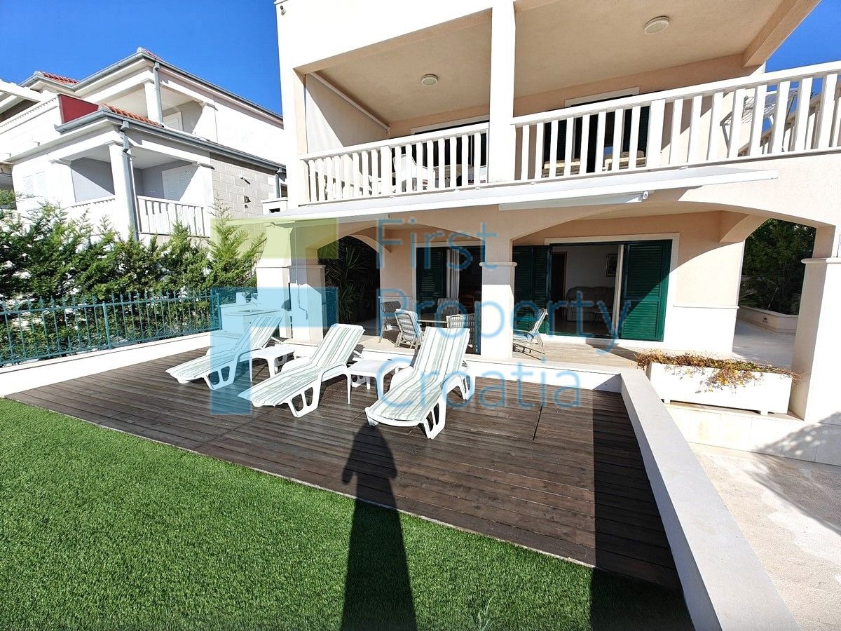 RG1724 - Kuća u prvom redu do mora, iznad plaže, Rogoznica, na prodaju