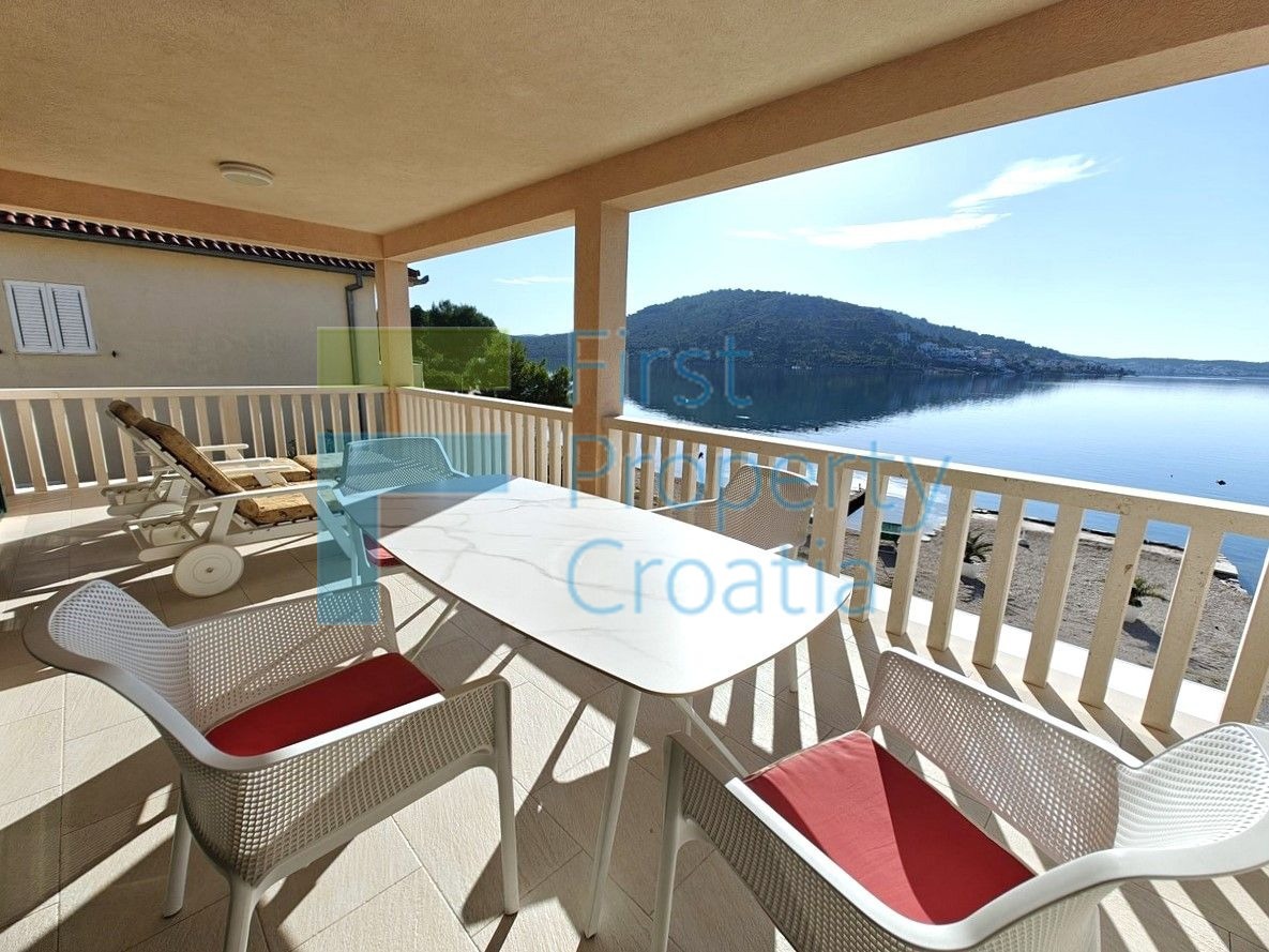 RG1724 - Kuća u prvom redu do mora, iznad plaže, Rogoznica, na prodaju