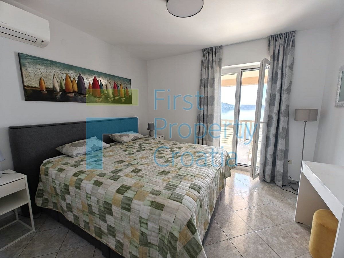 RG1724 - Kuća u prvom redu do mora, iznad plaže, Rogoznica, na prodaju