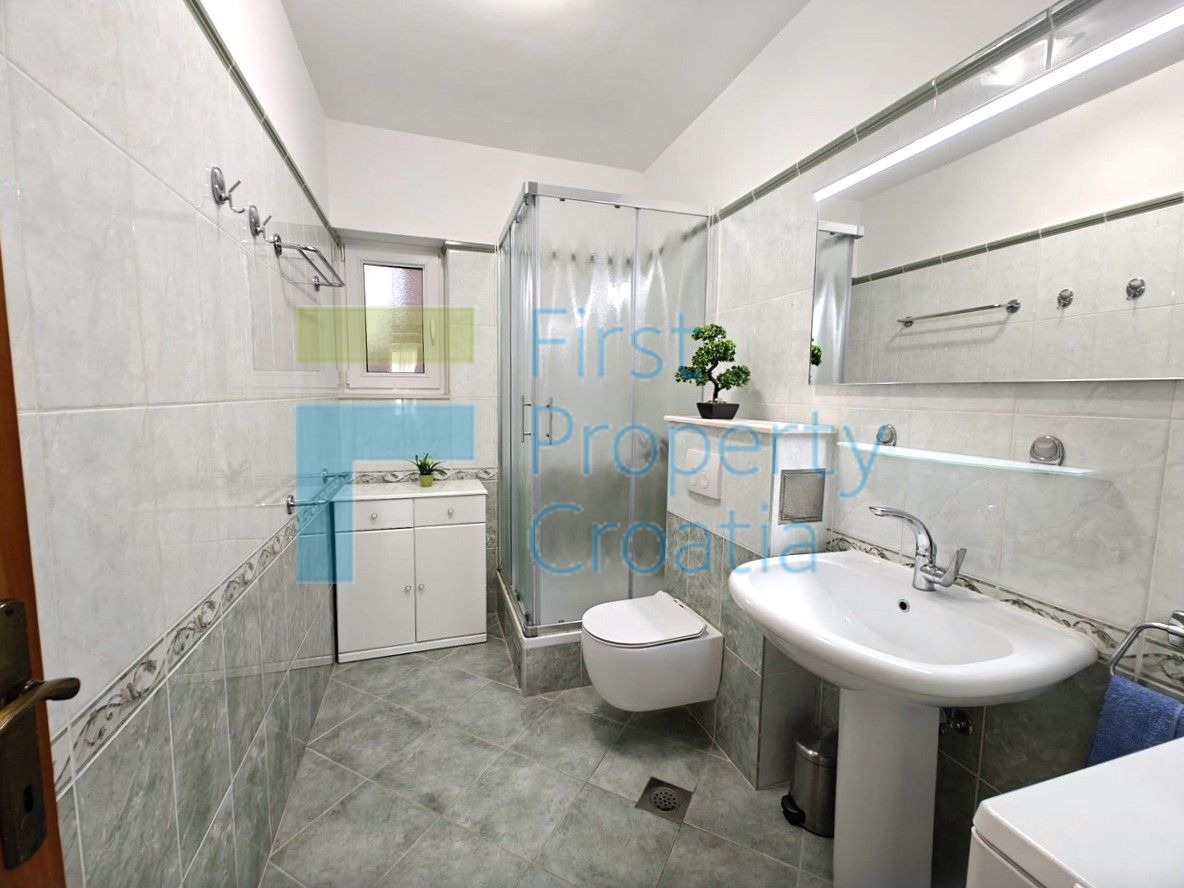 RG1724 - Kuća u prvom redu do mora, iznad plaže, Rogoznica, na prodaju