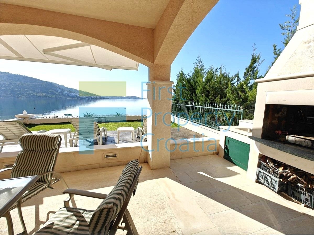 RG1724 - Kuća u prvom redu do mora, iznad plaže, Rogoznica, na prodaju