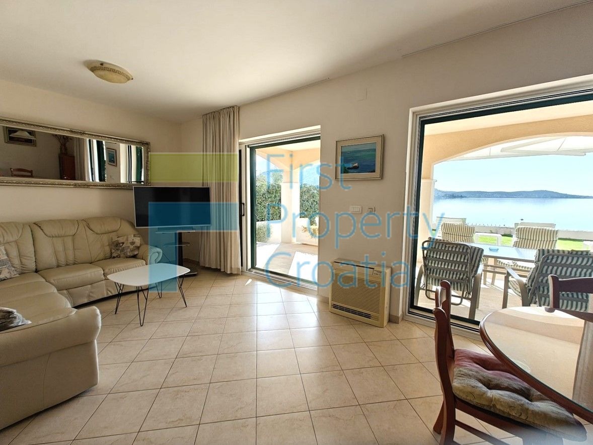 RG1724 - Kuća u prvom redu do mora, iznad plaže, Rogoznica, na prodaju