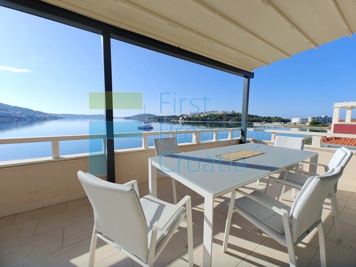 RG1724 - Kuća u prvom redu do mora, iznad plaže, Rogoznica, na prodaju