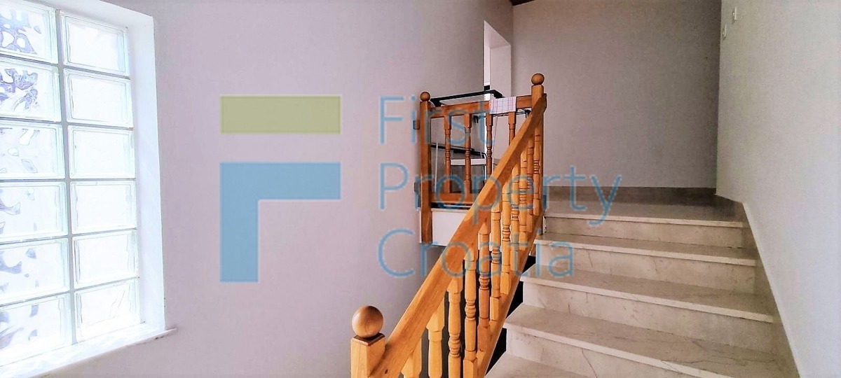 TG1632 - Kuća s dva stana, u blizini plaže, Čiovo, na prodaju