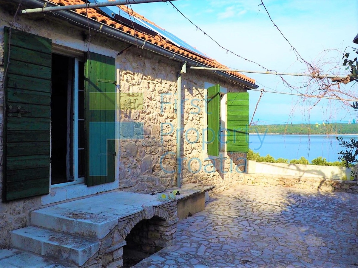 HV1602 - Kamena kuća samo 20m od mora u uvali, Hvar, na prodaju
