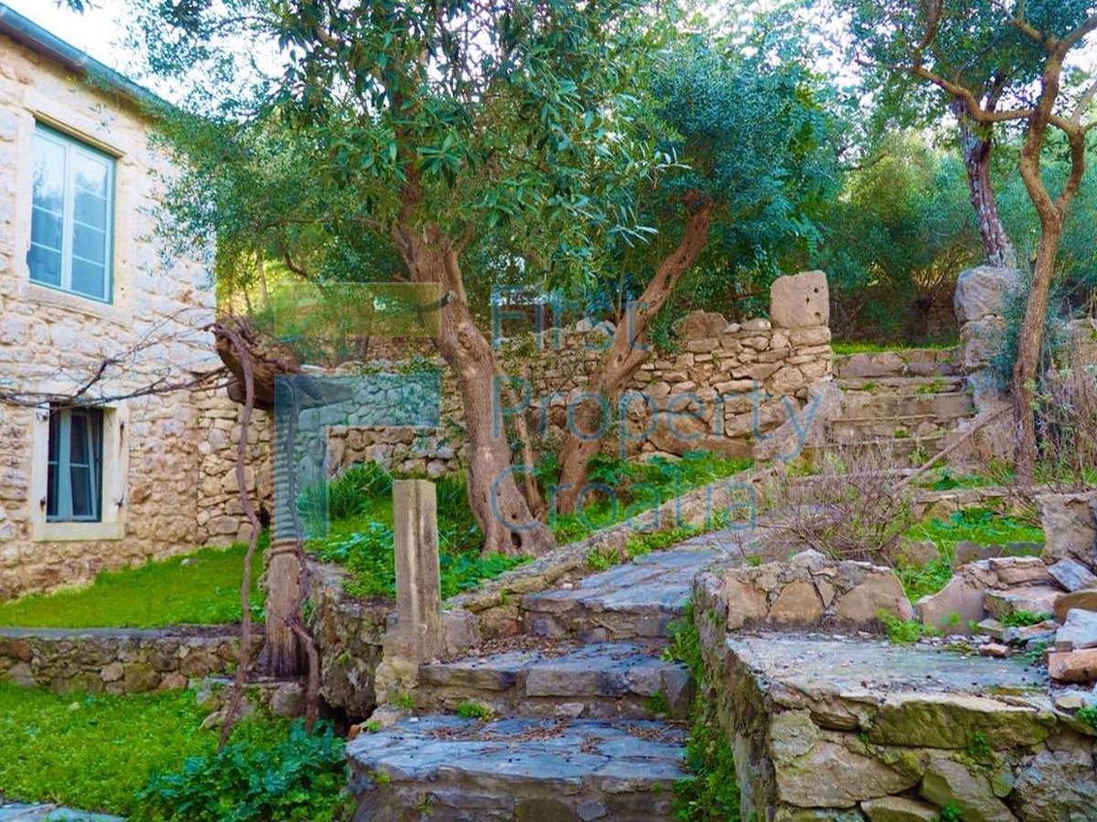 HV1602 - Kamena kuća samo 20m od mora u uvali, Hvar, na prodaju