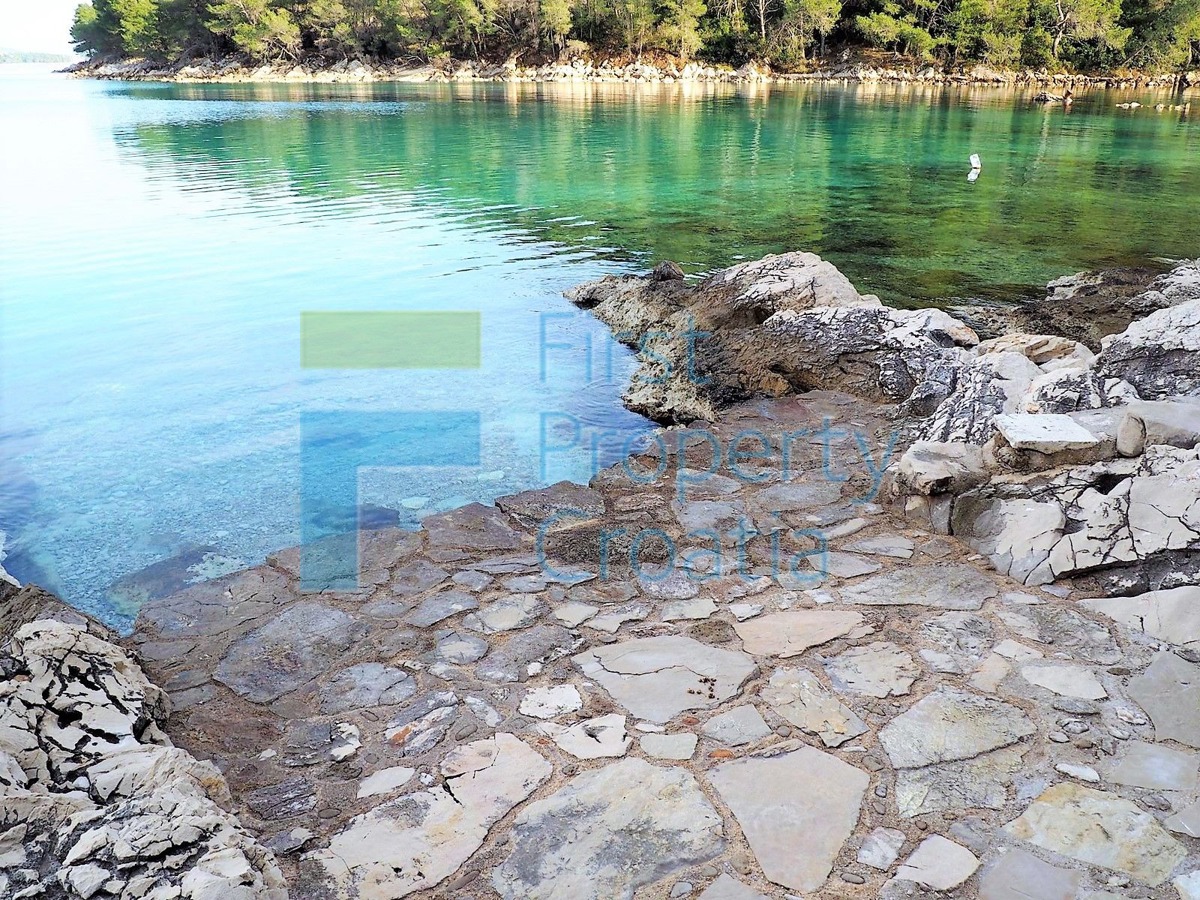 HV1602 - Kamena kuća samo 20m od mora u uvali, Hvar, na prodaju