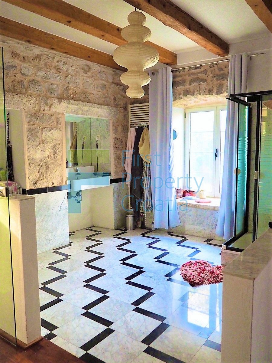 HV1602 - Kamena kuća samo 20m od mora u uvali, Hvar, na prodaju