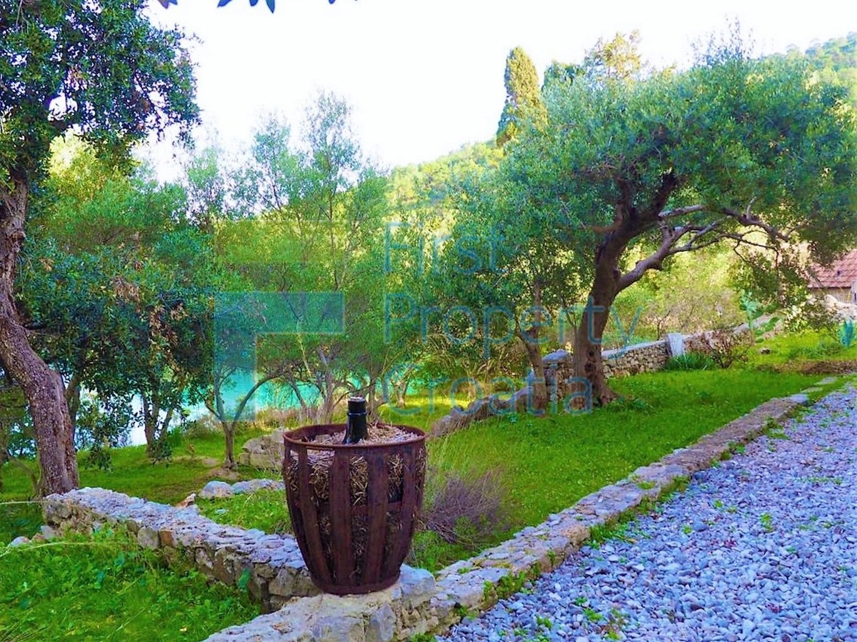 HV1602 - Kamena kuća samo 20m od mora u uvali, Hvar, na prodaju