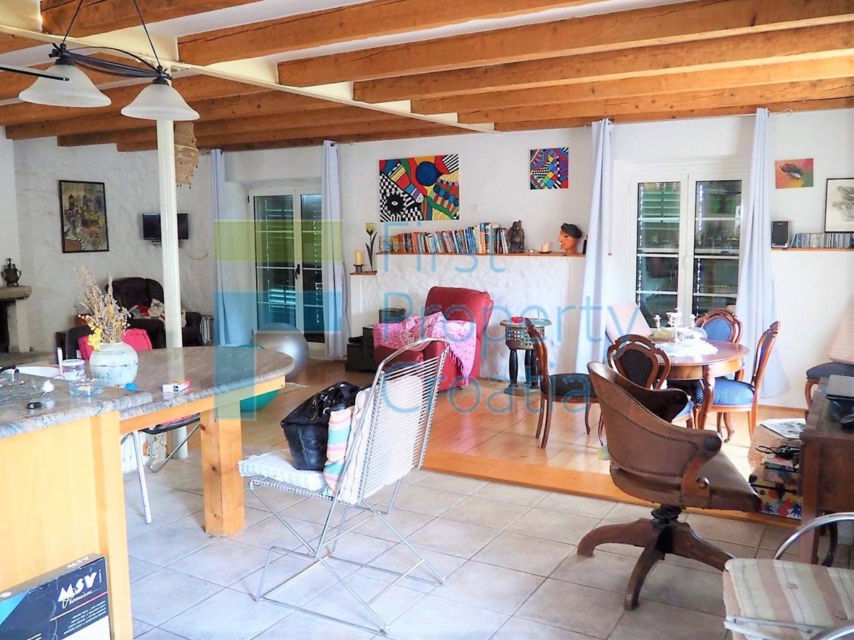 HV1602 - Kamena kuća samo 20m od mora u uvali, Hvar, na prodaju