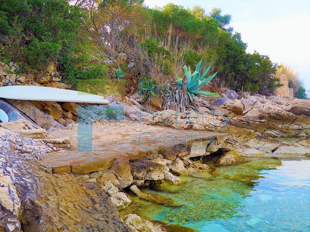 HV1602 - Kamena kuća samo 20m od mora u uvali, Hvar, na prodaju