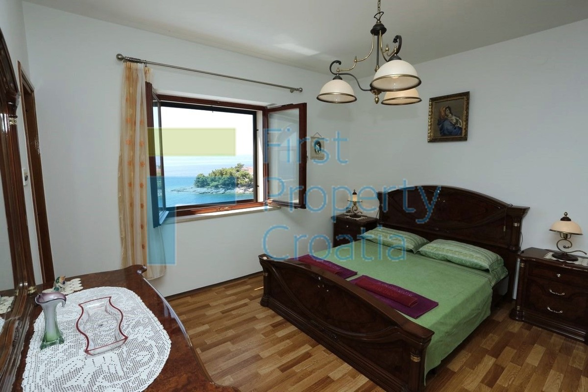 BR1185 - Kamena kuća s bazenom, drugi red do mora, Brač, na prodaju