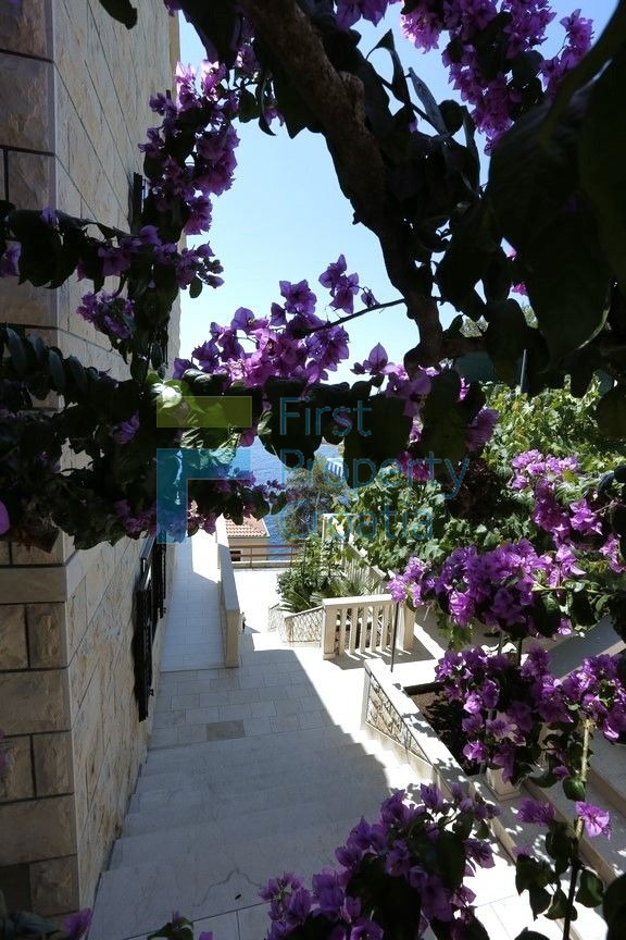 BR1185 - Kamena kuća s bazenom, drugi red do mora, Brač, na prodaju