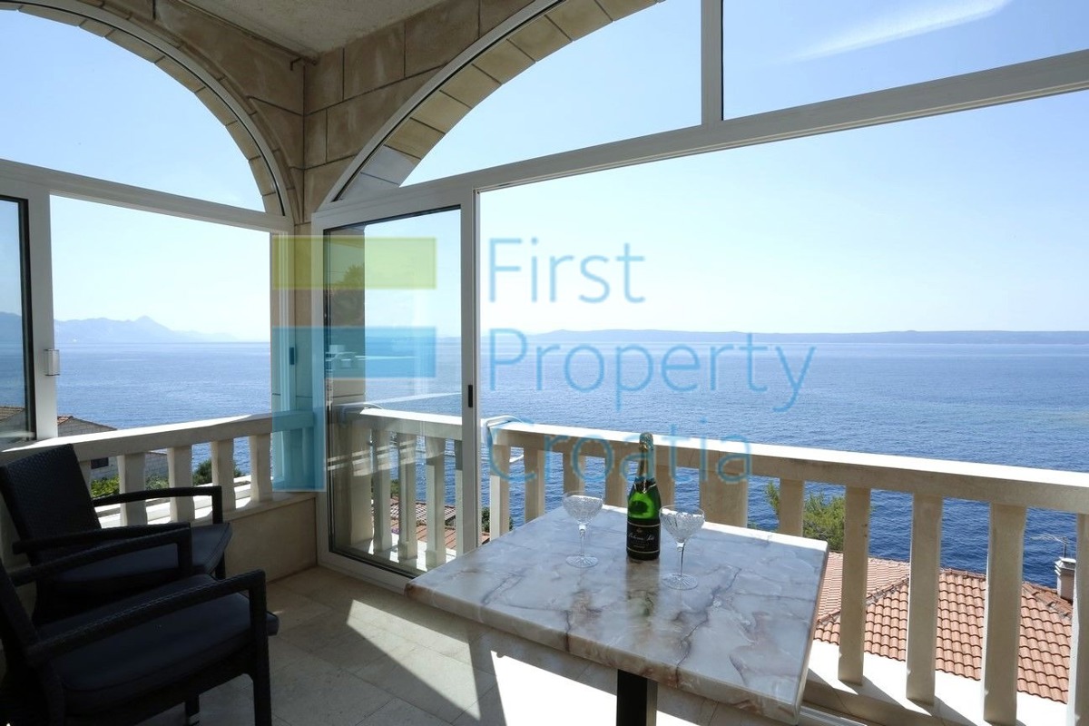 BR1185 - Kamena kuća s bazenom, drugi red do mora, Brač, na prodaju