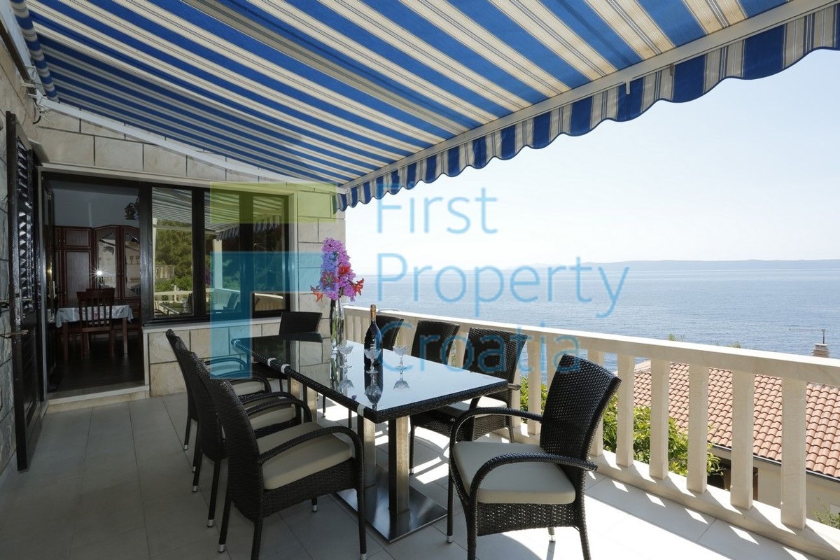 BR1185 - Kamena kuća s bazenom, drugi red do mora, Brač, na prodaju