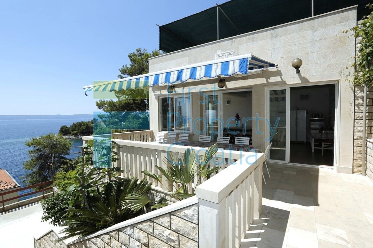 BR1185 - Kamena kuća s bazenom, drugi red do mora, Brač, na prodaju