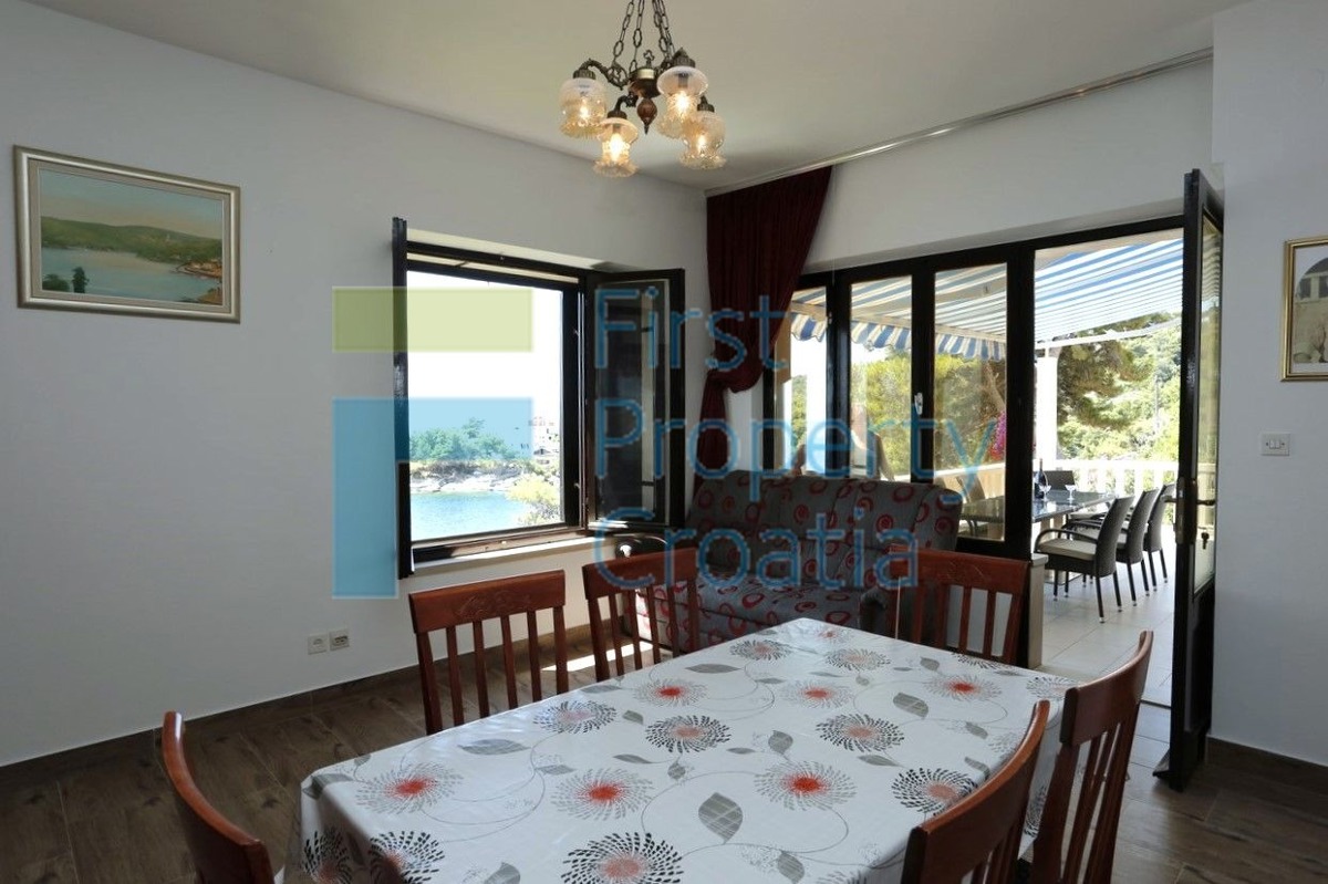 BR1185 - Kamena kuća s bazenom, drugi red do mora, Brač, na prodaju