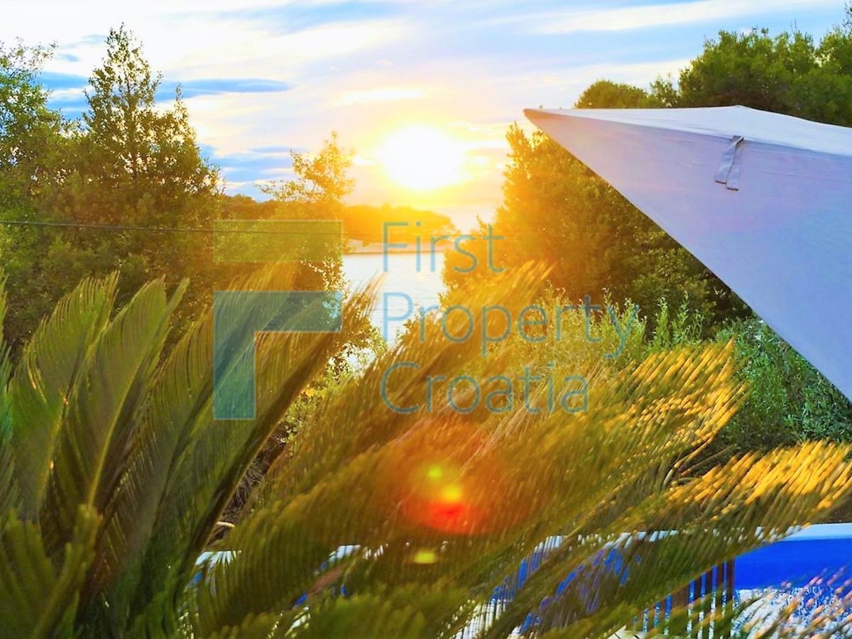 BR1641 - Villa smještena samo 65m iznad promenade, Brač, na prodaju