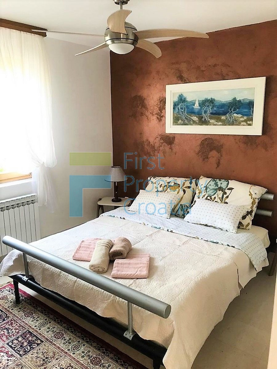 BR1641 - Villa smještena samo 65m iznad promenade, Brač, na prodaju