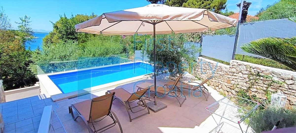 BR1641 - Villa smještena samo 65m iznad promenade, Brač, na prodaju