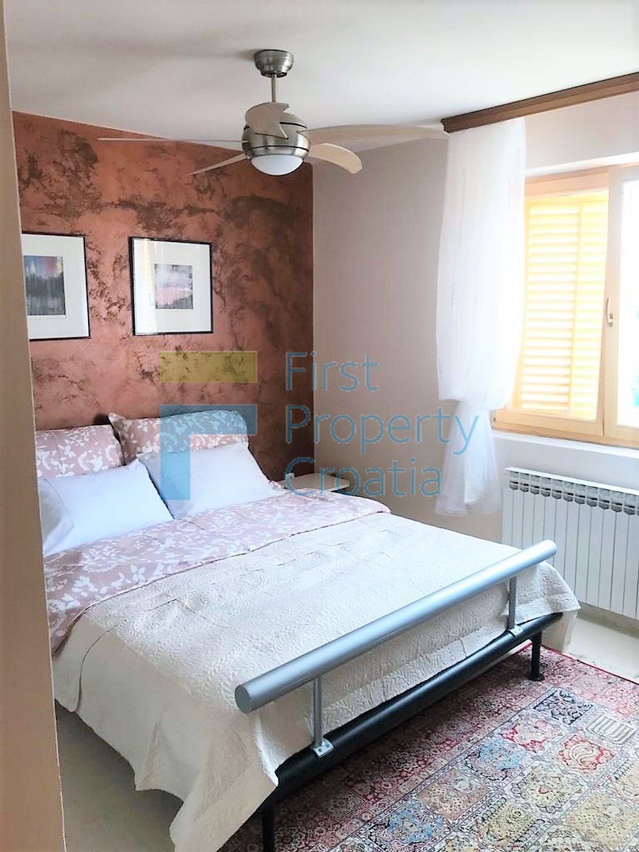 BR1641 - Villa smještena samo 65m iznad promenade, Brač, na prodaju